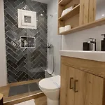 70 Steps A, 50 Meters From Dimokratias Metro Station Appartement *